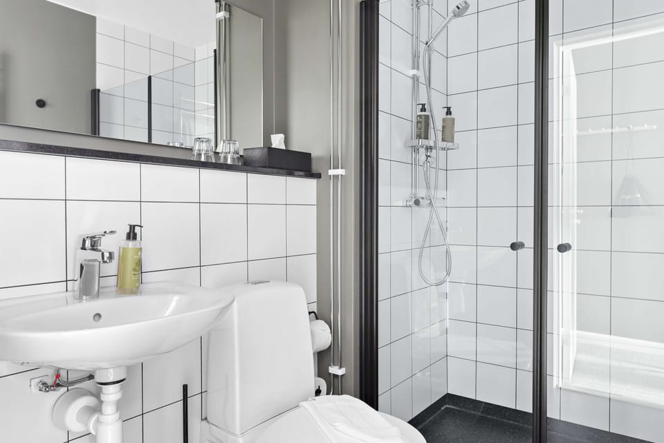 Shower, free toiletries, hair dryer, towels