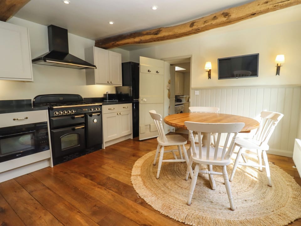 Cottage | Private kitchen | Fridge, dishwasher, electric kettle, toaster