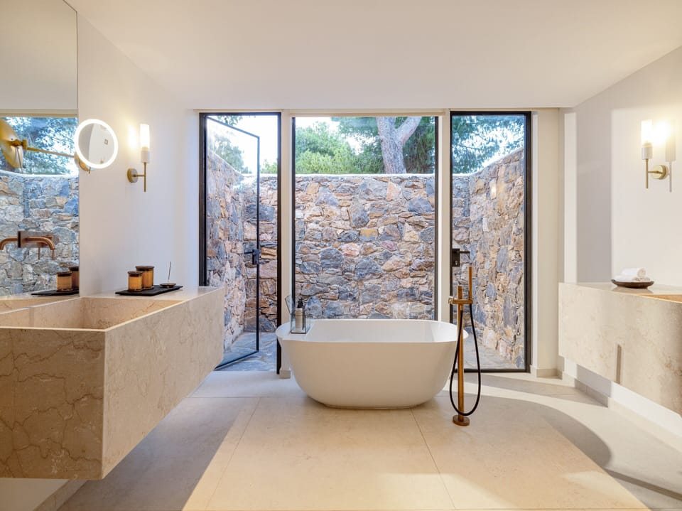 Junior Suite | Bathroom | Eco-friendly toiletries, hair dryer, bathrobes, slippers