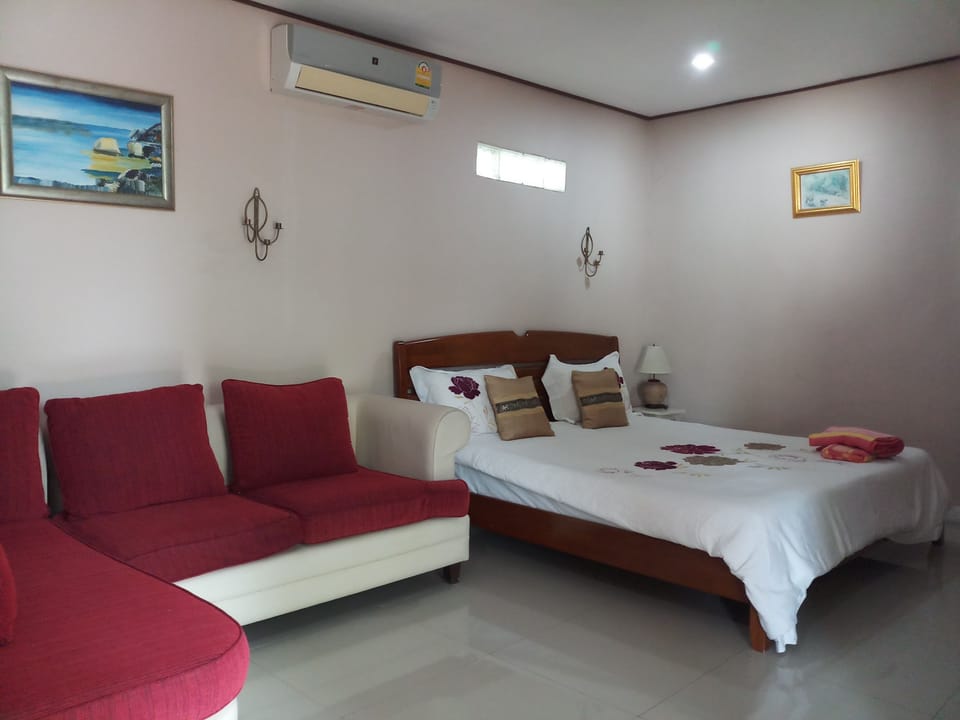 Standard Room | Desk, free cribs/infant beds, rollaway beds, free WiFi