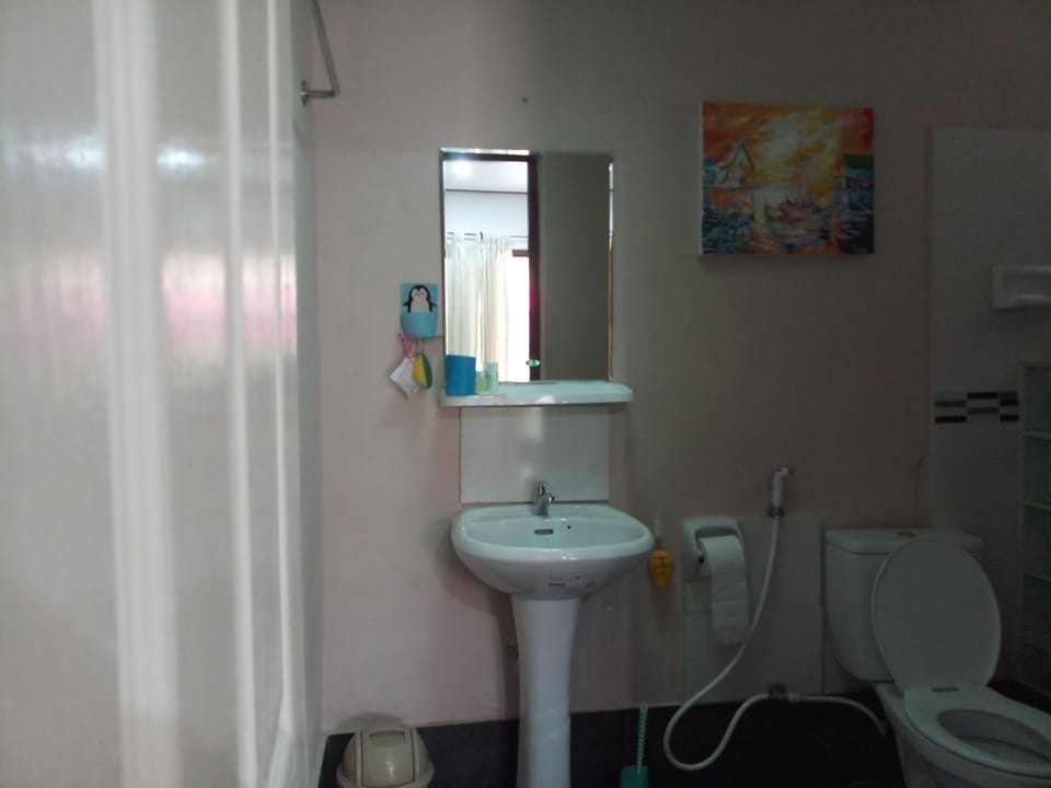 Standard Room | Bathroom | Free toiletries, hair dryer, towels