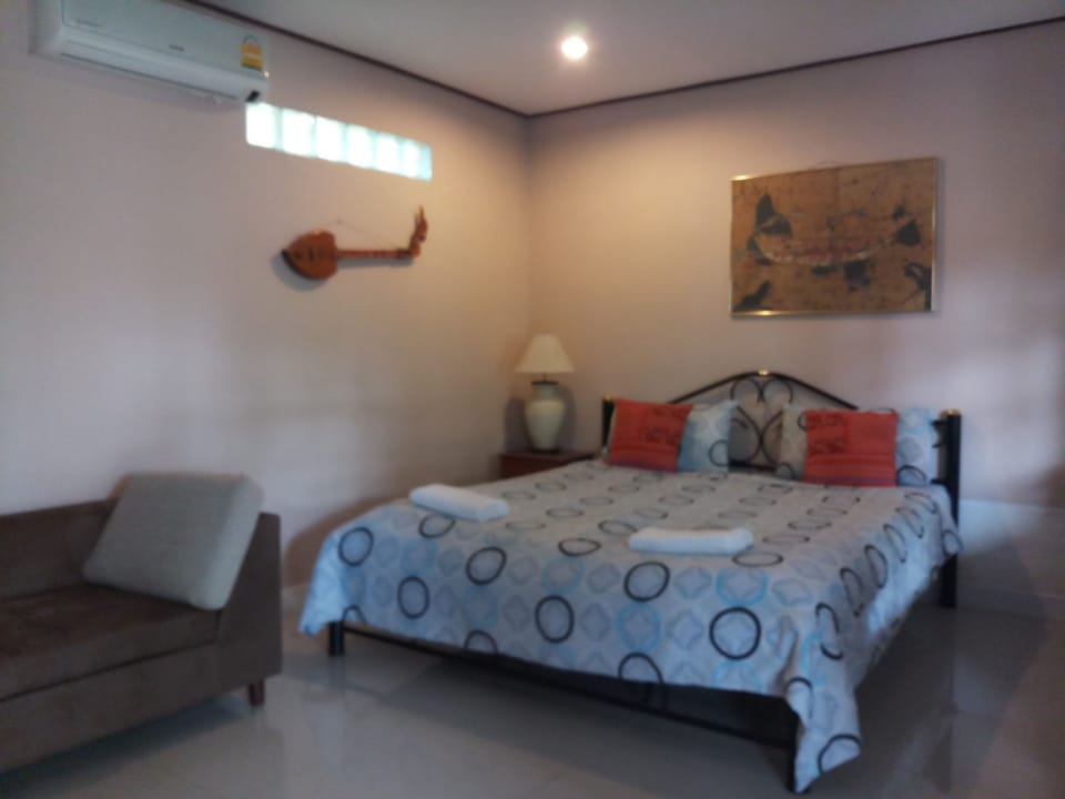 Standard Room | Desk, free cribs/infant beds, rollaway beds, free WiFi