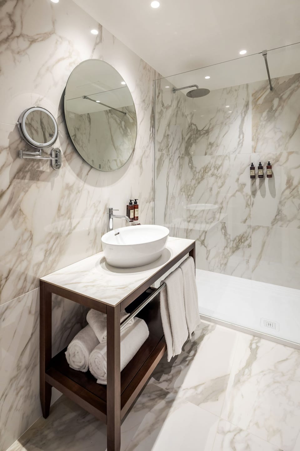 Deluxe Double Room, 1 Double Bed | Bathroom | Shower, hair dryer, bidet, towels