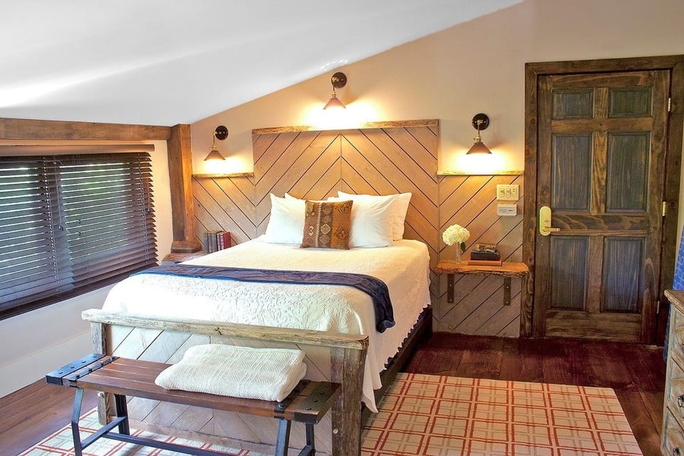 Deluxe Room, 1 Queen Bed | Premium bedding, desk, iron/ironing board, free WiFi