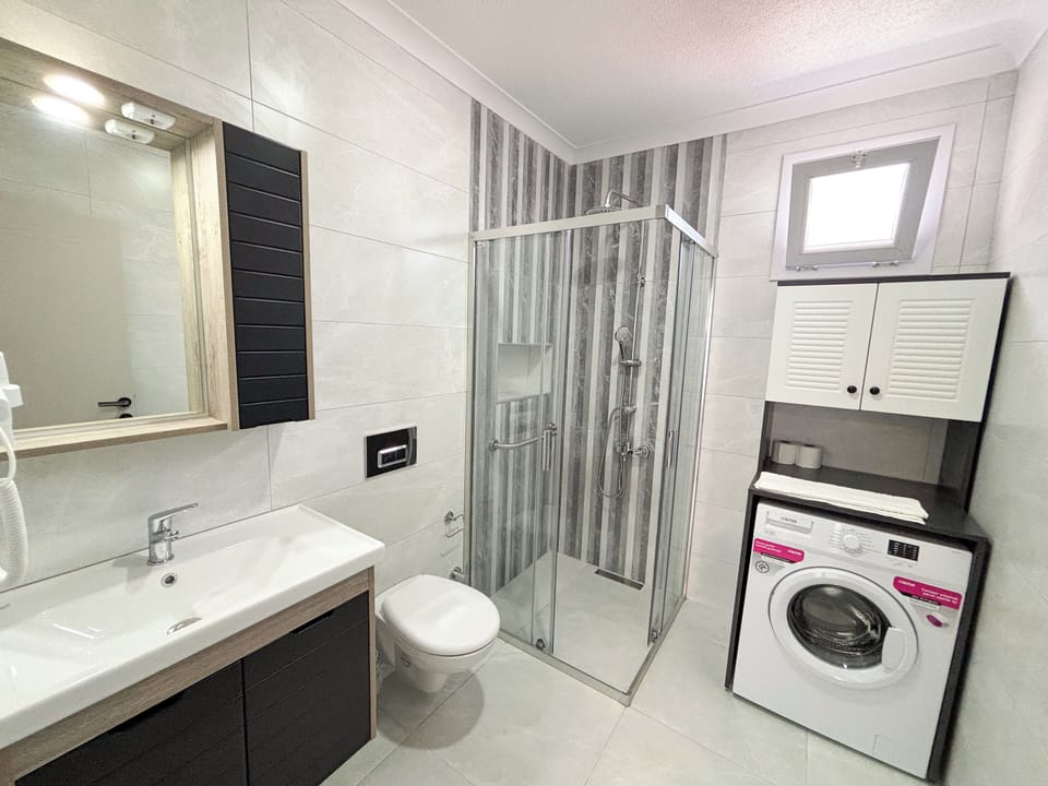 Family Suite | Bathroom | Shower, towels