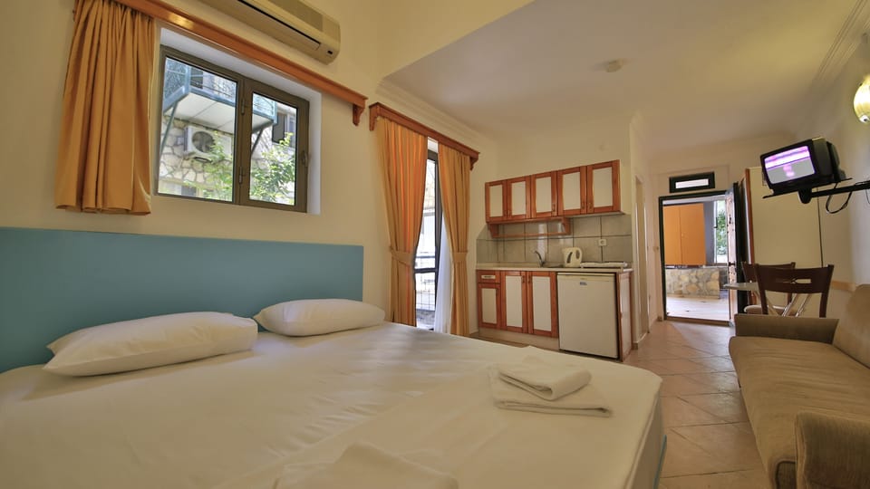 Studio | Premium bedding, desk, laptop workspace