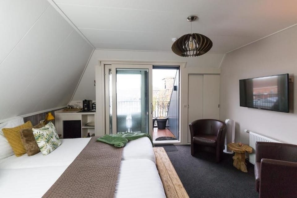 Double Room | Minibar, in-room safe, iron/ironing board (on request)