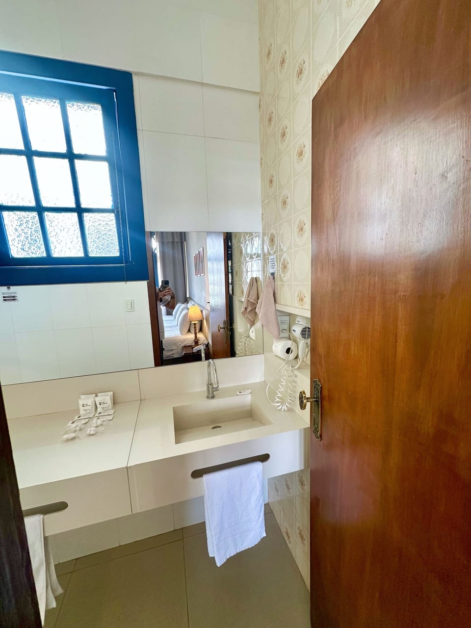 Shower, rainfall showerhead, free toiletries, hair dryer