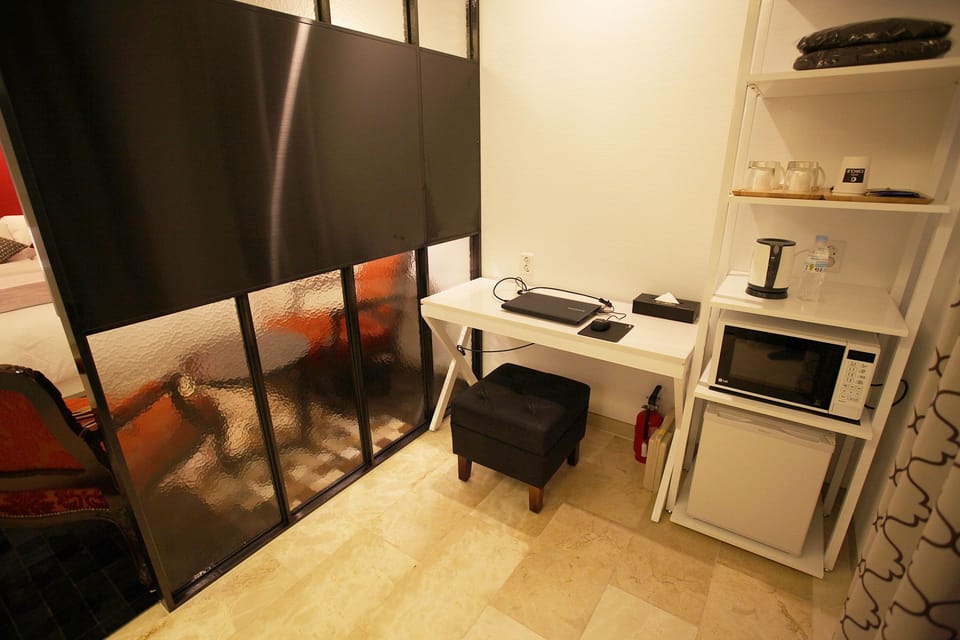 Deluxe Double Room | In-room business center