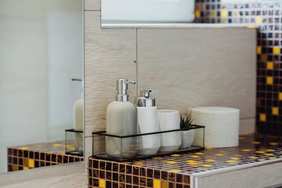Standard Double Room | Bathroom | Shower, rainfall showerhead, hair dryer, towels