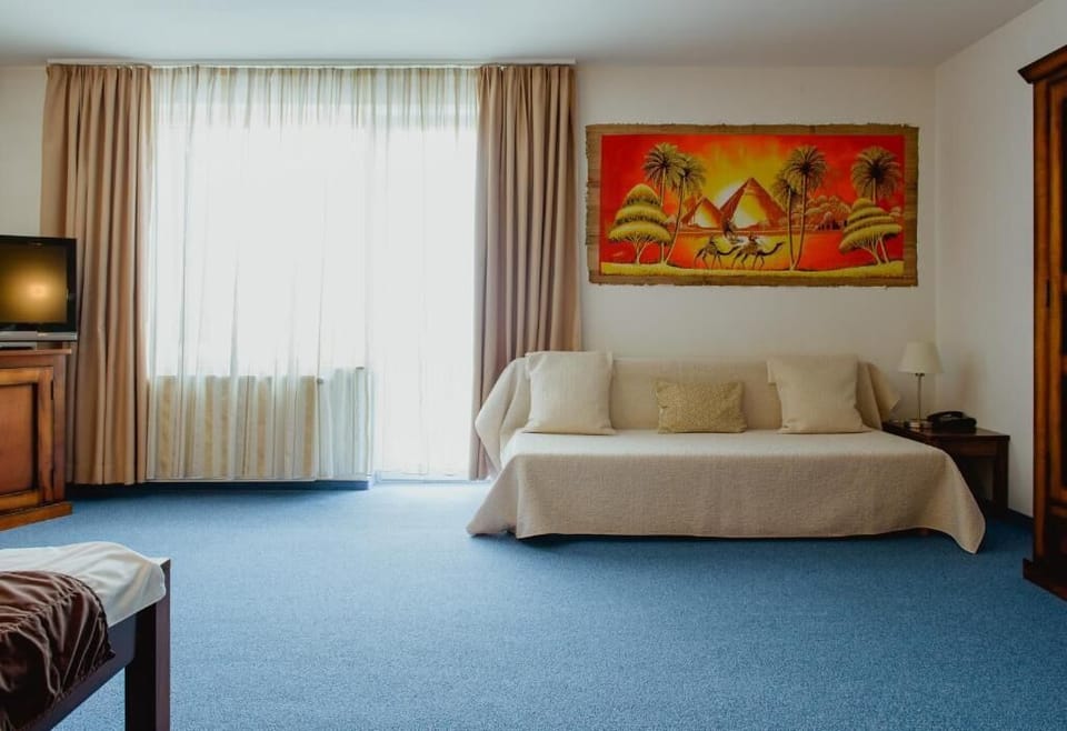 Minibar, individually decorated, individually furnished, desk