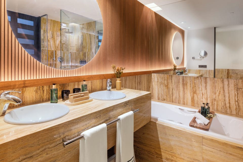 Junior Suite The Level | Minibar, in-room safe, desk, soundproofing