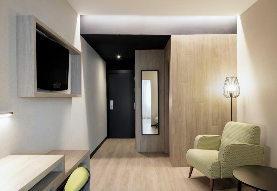 Superior Room | Minibar, in-room safe, desk, blackout drapes