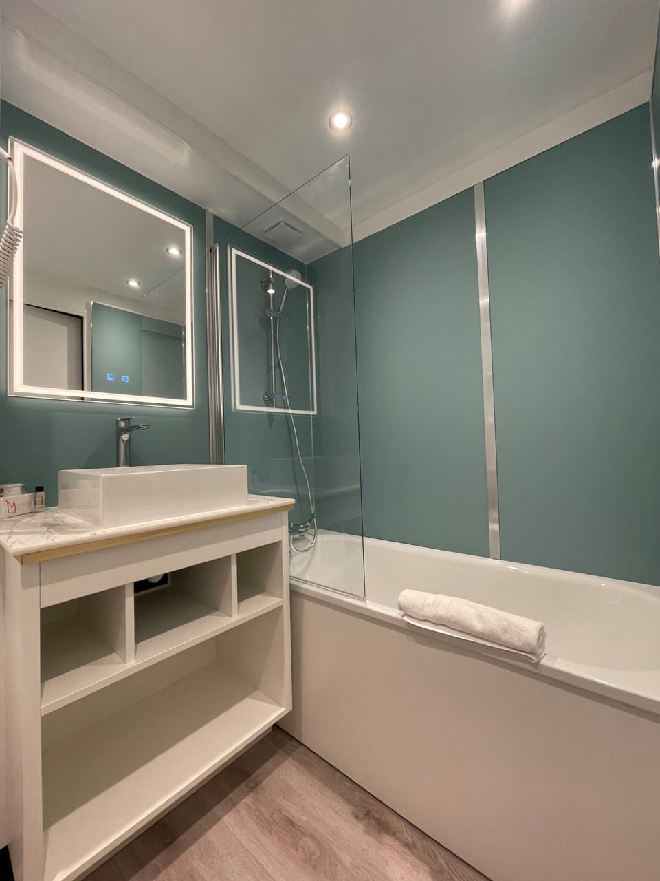 Bathtub, free toiletries, hair dryer, towels