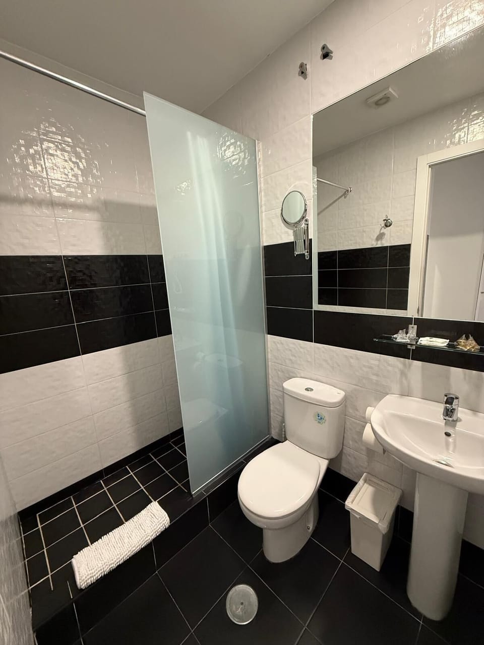 Comfort Triple Room | Bathroom | Shower, hair dryer, towels