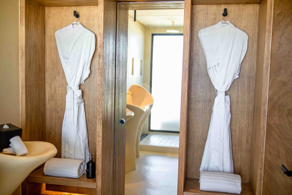 Corner Suite | Bathroom | Shower, free toiletries, hair dryer, bathrobes