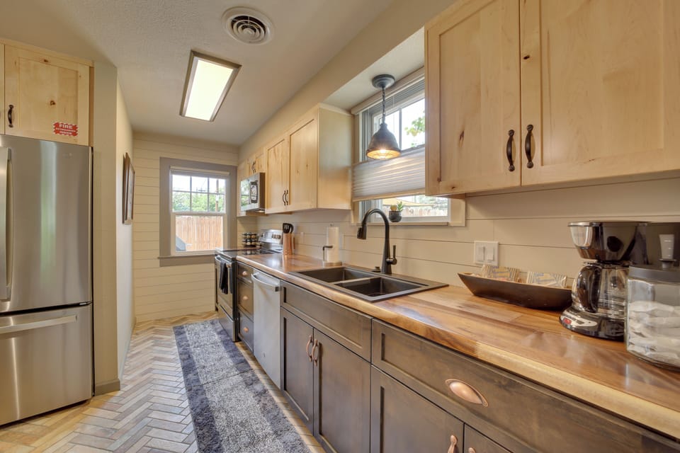 Kitchen | Cooking Basics | Coffee Maker | Paper Towels/Trash Bags Provided