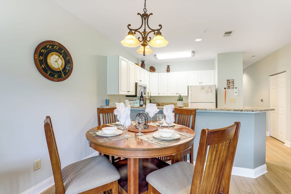 Dining Area | Dishware & Flatware Provided