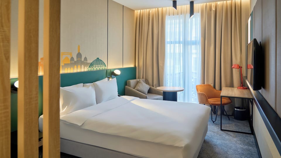 Hypo-allergenic bedding available, in-room safe, desk, laptop workspace