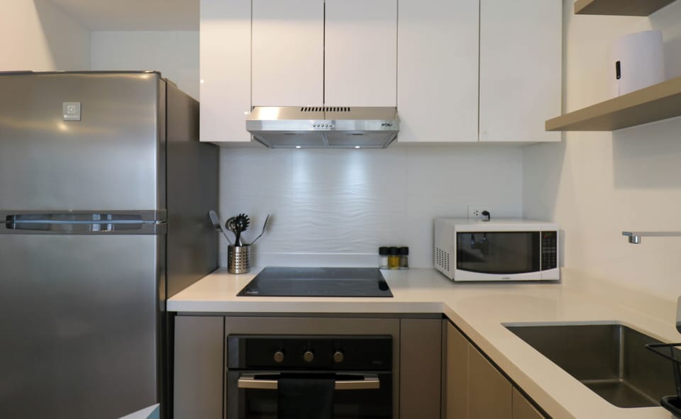 Apartment | Private kitchen | Coffee/tea maker, full-size fridge, microwave, oven