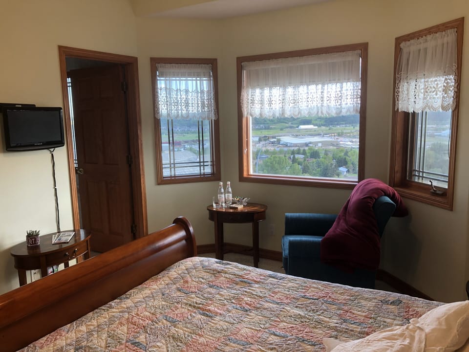 Basic Double Room, 1 Queen Bed, Ensuite, Mountain View | Free WiFi, bed sheets