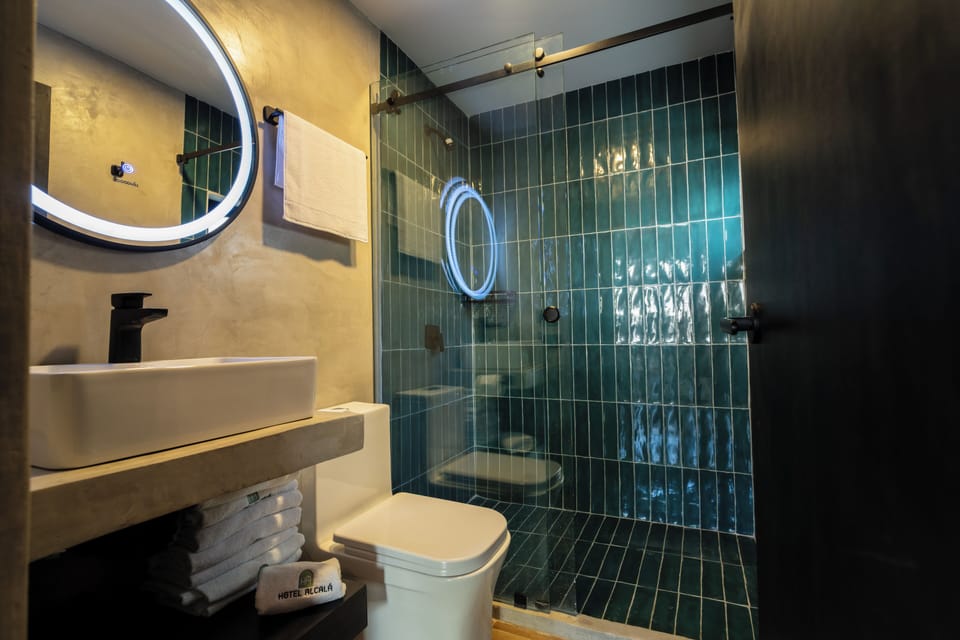 Shower, rainfall showerhead, free toiletries, hair dryer