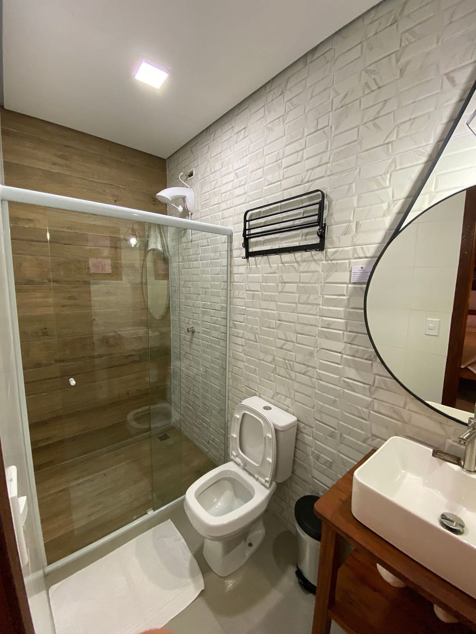 Comfort Triple Room | Bathroom | Shower, rainfall showerhead, free toiletries, towels