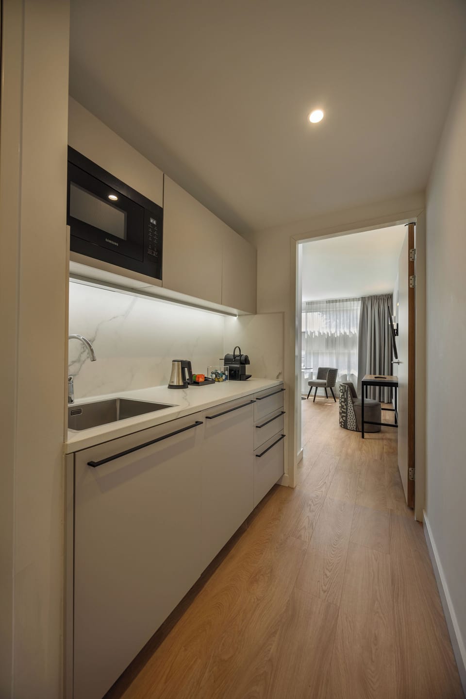 Studio | In-room safe, desk, laptop workspace, blackout drapes