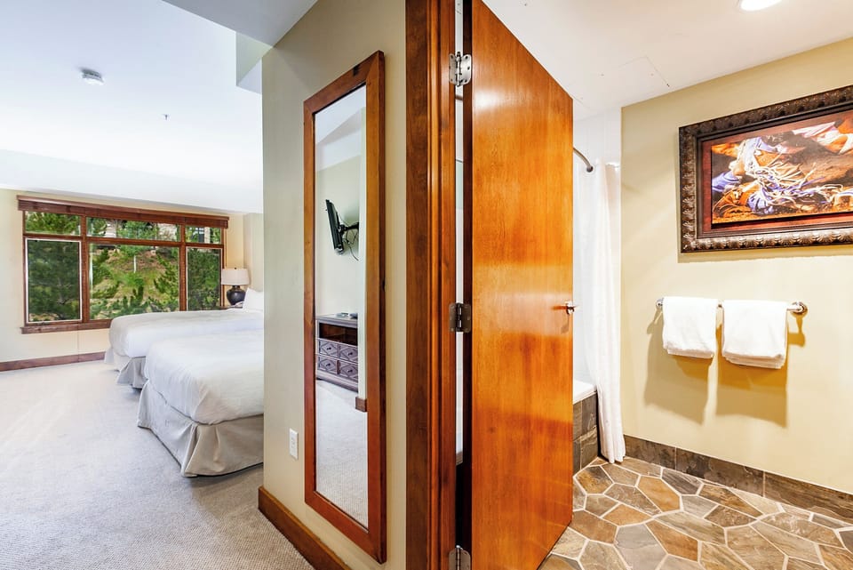 Bedroom with 2 Double Beds / Bathroom with Jetted Tub and Shower Combo