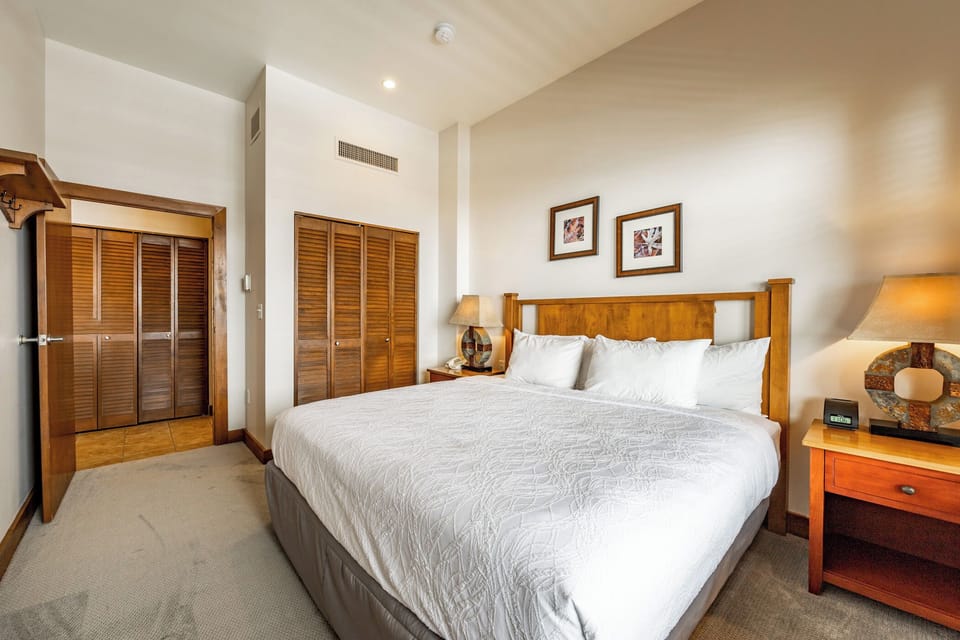 Bedroom with 1 King Bed