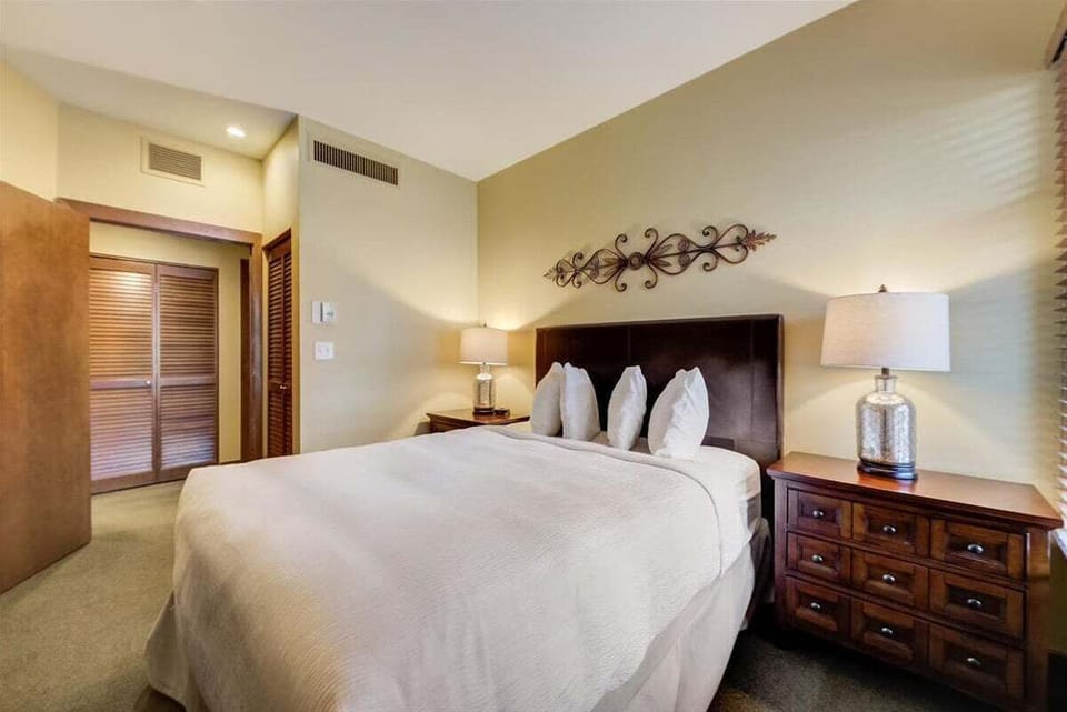 Bedroom 2 with 1 Queen Bed