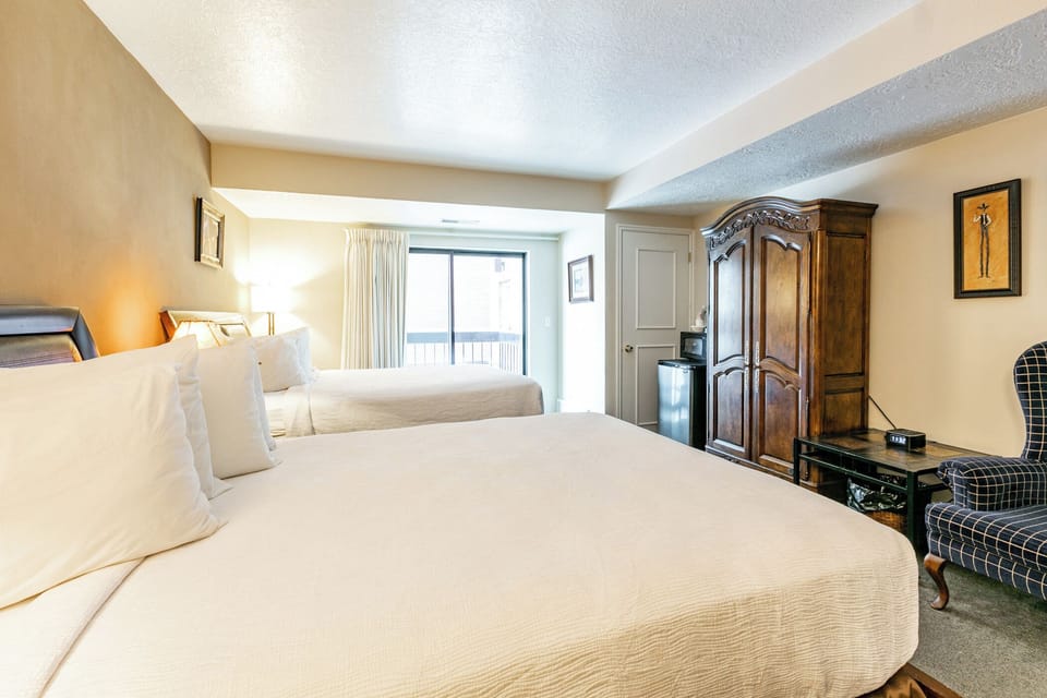 Bedroom w/ 2 Queen Beds