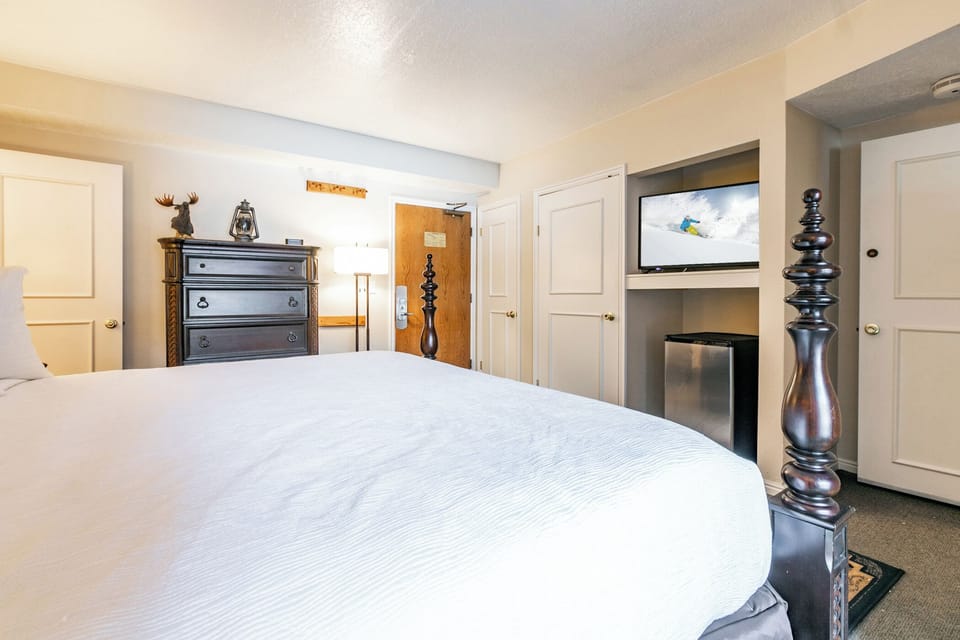 Bedroom w/ 1 King Bed