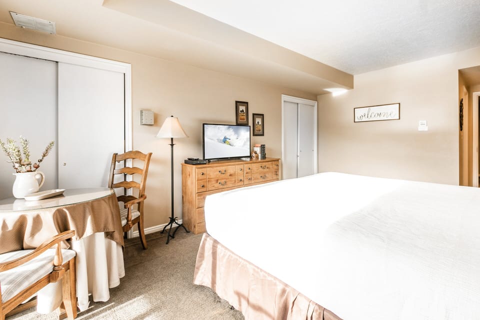Bedroom with 1 King Bed