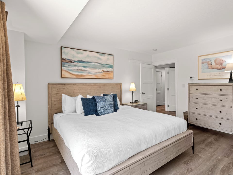Bedroom / King Bed