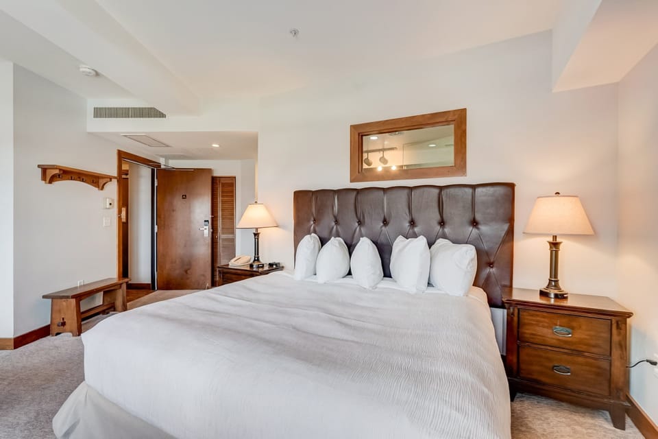 Bedroom with 1 King Bed & Sleeper Sofa