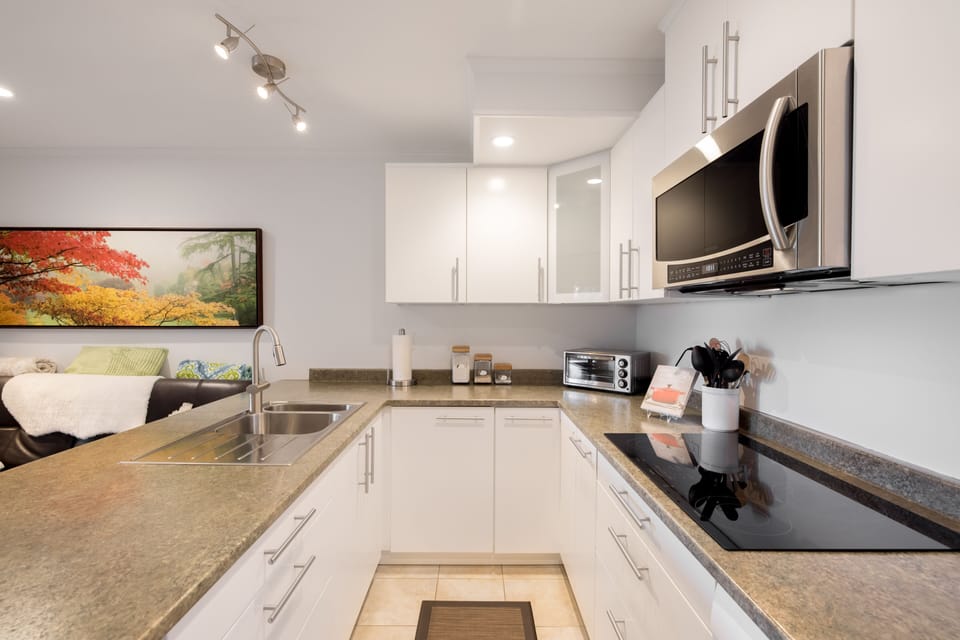 The Enchanter King Suite  | Private kitchen | Fridge, microwave, coffee/tea maker, electric kettle
