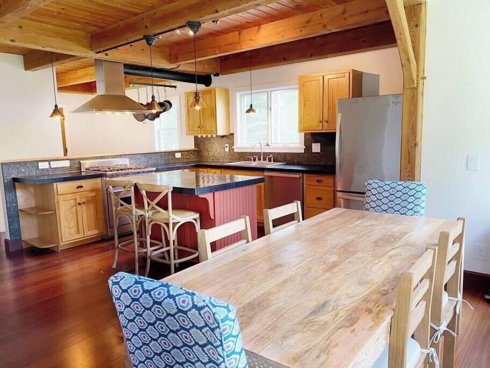 Beautiful 4 Bed Home in a Tranquil, Ideal Setting (190)