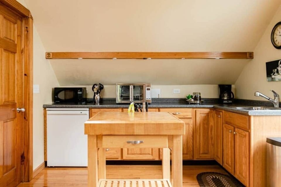 Fully equipped kitchen with island