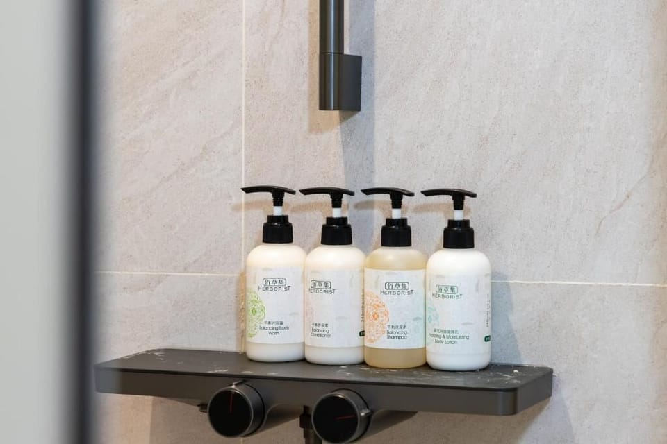 Shower, rainfall showerhead, free toiletries, hair dryer