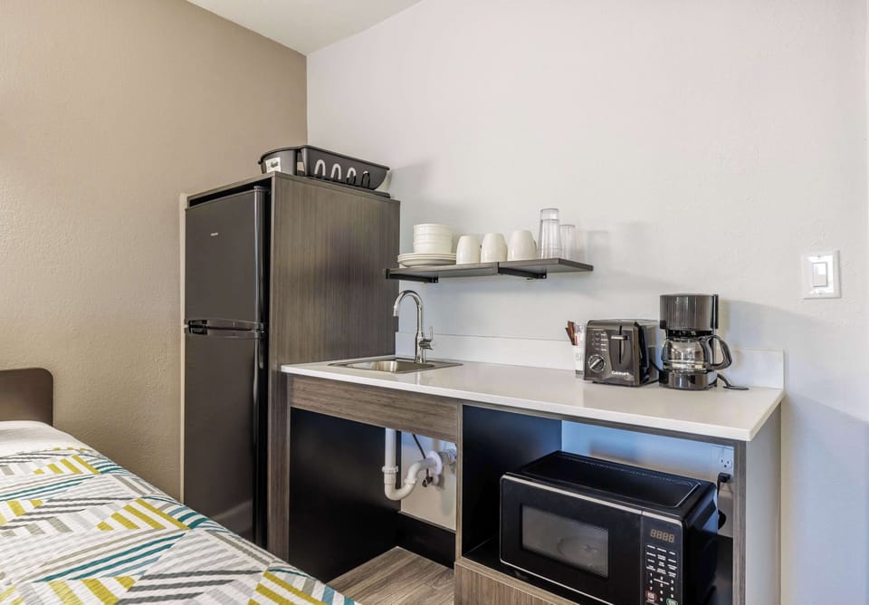 Desk, WiFi (free), bed sheets