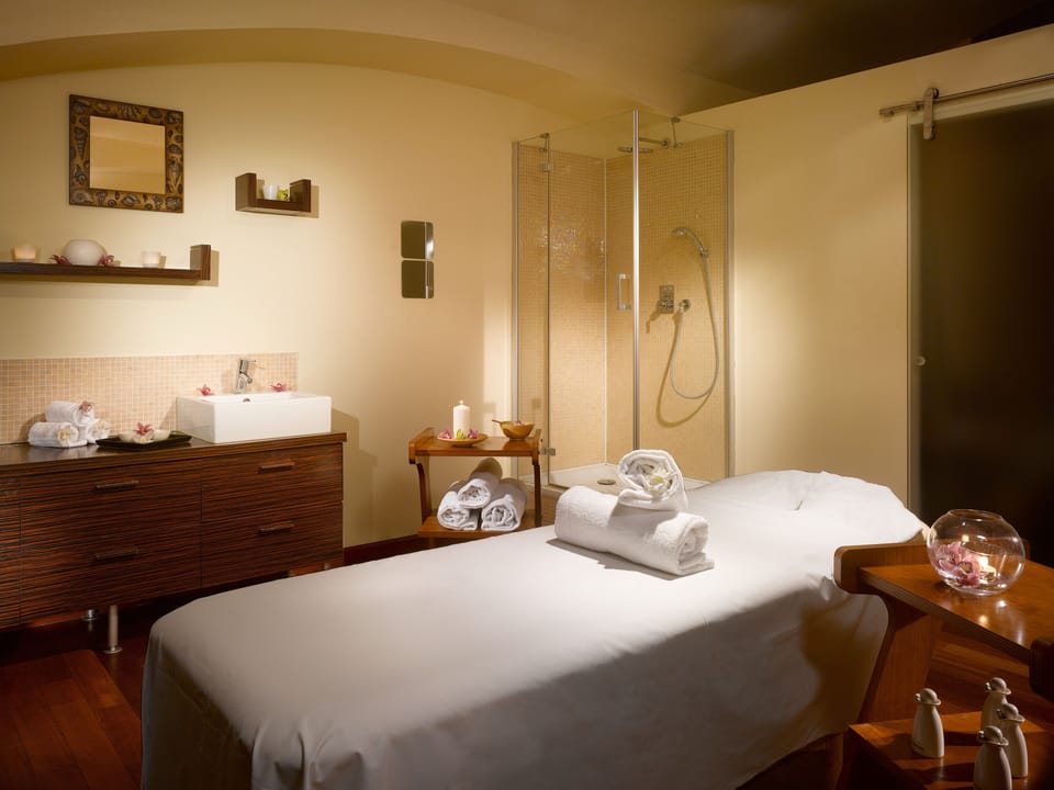 Couples treatment rooms, sauna, hot tub, steam room, body treatments