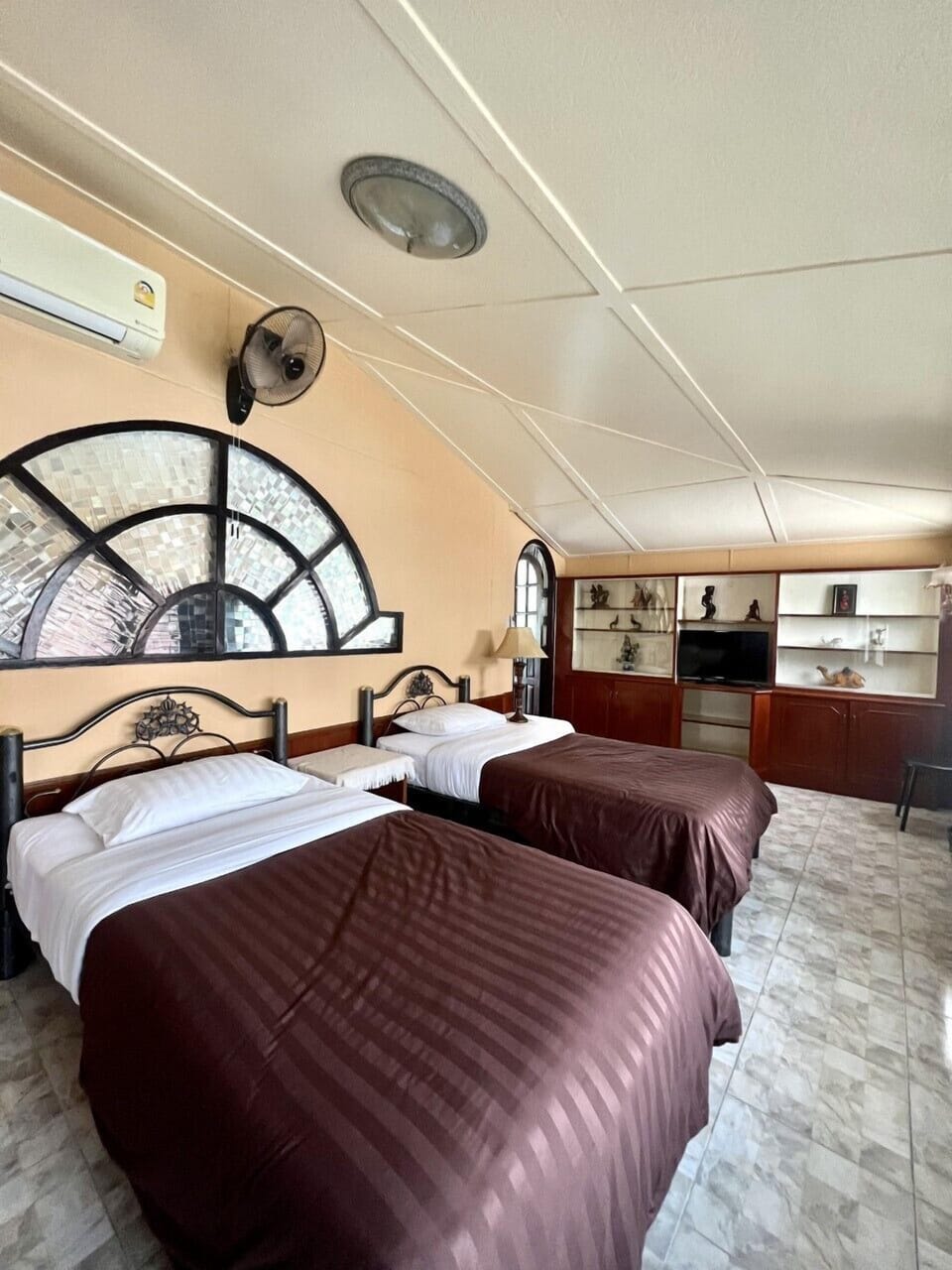 Deluxe Family Room | Desk, WiFi (free), bed sheets