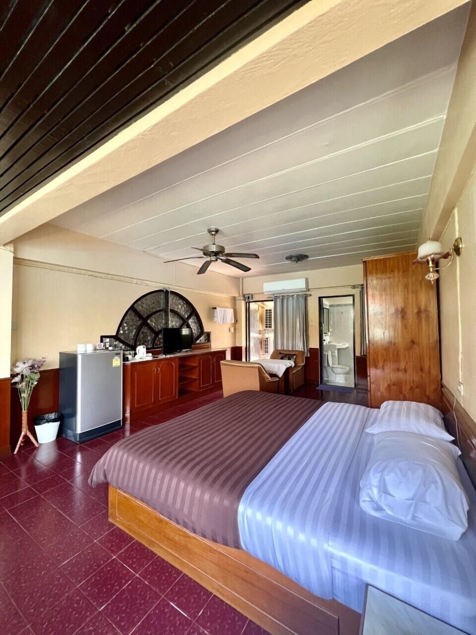 Deluxe Family Room | Desk, WiFi (free), bed sheets