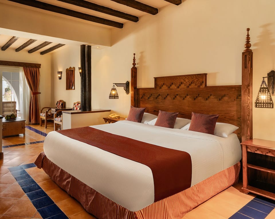 Junior Suite | Minibar, in-room safe, iron/ironing board, bed sheets