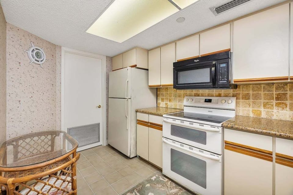 North Breakers 206 - Kitchen with breakfast table