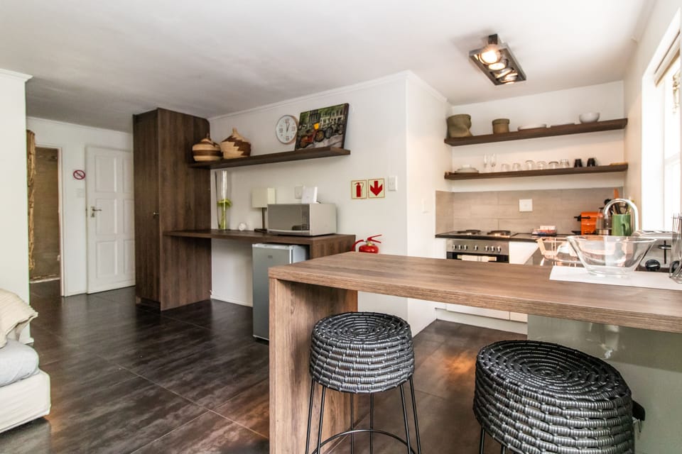 Serviced Apartment 21 High  | Private kitchen | Dishwasher, espresso maker, electric kettle, cookware/dishes/utensils