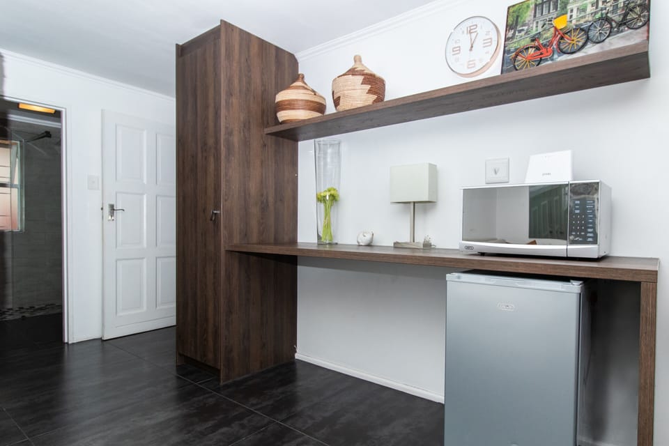 Serviced Apartment 21 High  | Private kitchen | Dishwasher, espresso maker, electric kettle, cookware/dishes/utensils