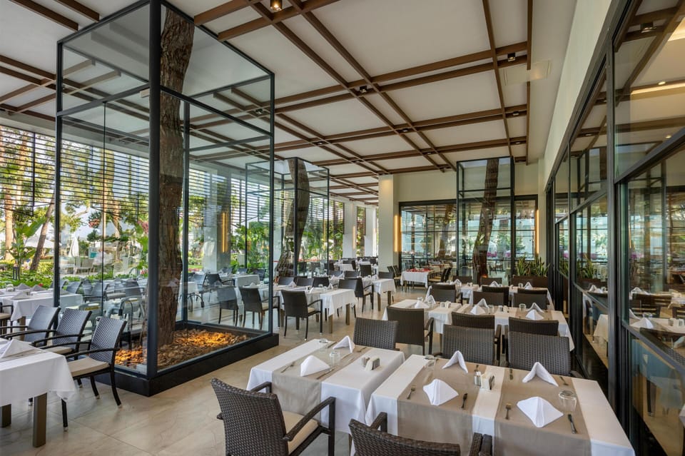 3 restaurants; breakfast, lunch, and dinner served