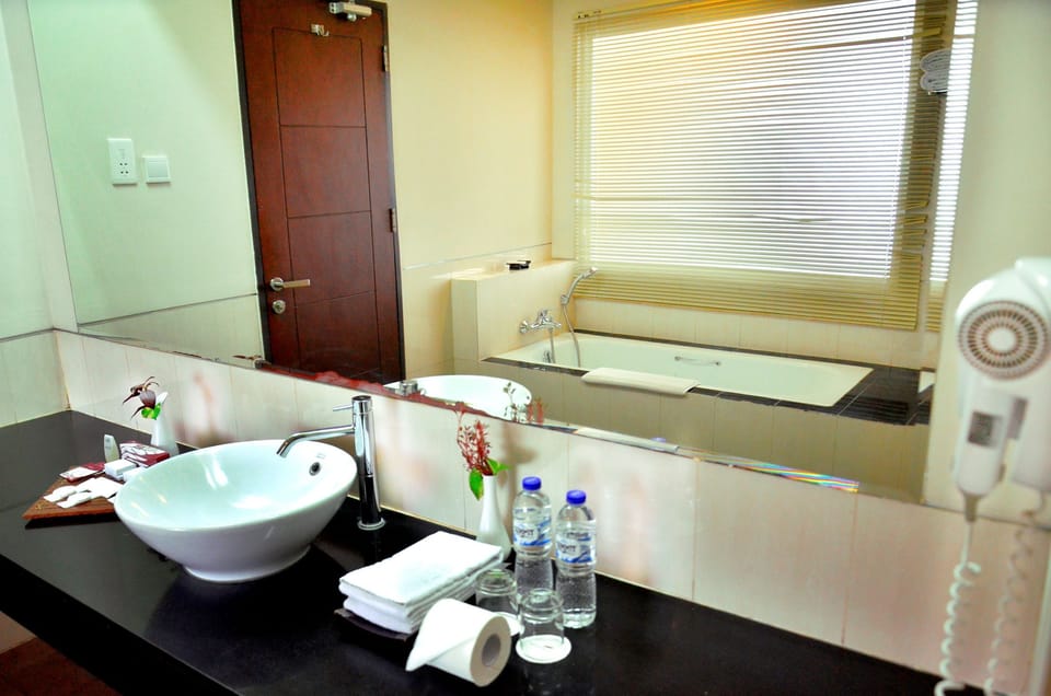 Royal Suite | Bathroom | Free toiletries, hair dryer, slippers, towels